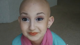 Dívka (12) umírá na rakovinu a bloguje: Nesnáším paruky, raději se líčím