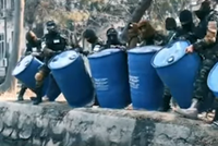 Tálibán při razii zabavil 3000 litrů alkoholu. Barely na videu vylévají do kanálu