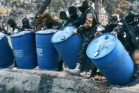 Tálibán při razii zabavil 3000 litrů alkoholu. Barely na videu vylévají do kanálu
