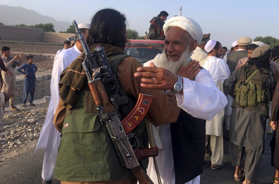 V zemi má ode dneška začít platit tříměsíční příměří mezi vládou a Tálibánem, které v neděli ohlásil prezident Ašraf Ghaní.