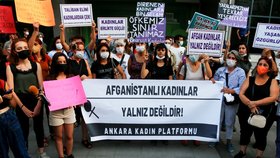 Turecké demonstrace za afghánské ženy a LGBTQI komunitu