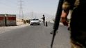 Afghánští vojáci hlídají na cestách