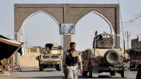 V boji afghánské vlády a radikálního hnutí Tálibán o město Ghazní od pátku dosud zemřelo přes 100 členů bezpečnostních sil, nejméně 20 civilistů a 194 tálibů.