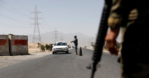 Po útoku na volebním mítinku v Afghánistánu je 12 mrtvých. Cílil na kandidátku
