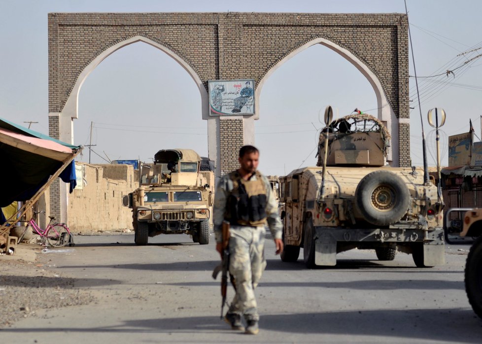 V boji afghánské vlády a radikálního hnutí Tálibán o město Ghazní od pátku dosud zemřelo přes 100 členů bezpečnostních sil, nejméně 20 civilistů a 194 tálibů.