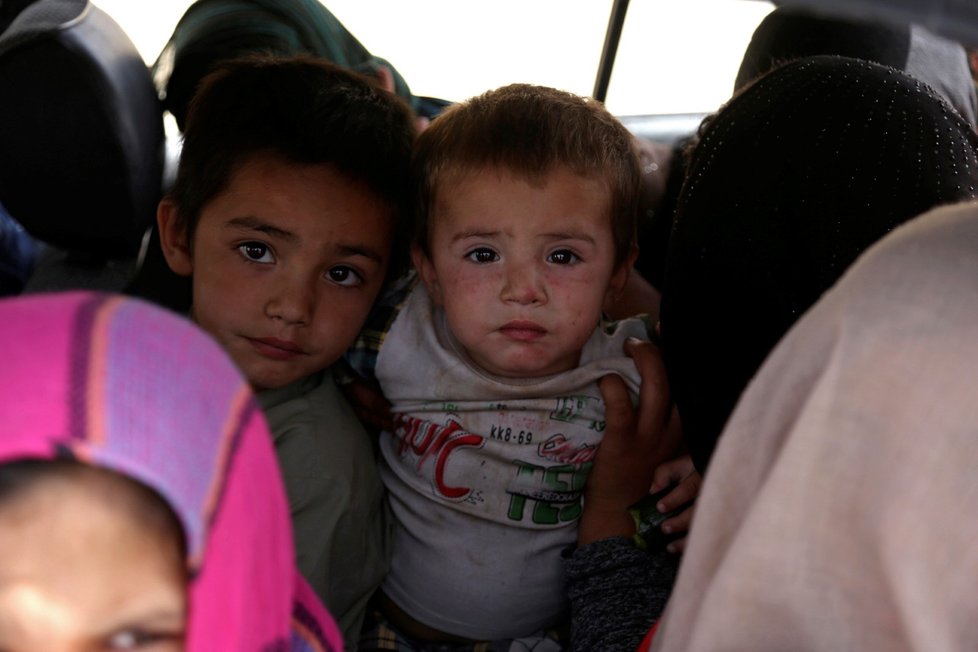 V Afghánistánu postiženém nejhorším suchem za několik desetiletí některé rodiny, jimž hrozí hladovění, prodávají své velmi malé děti do manželství, aby splatily dluhy nebo aby si mohly koupit jídlo. (ilustrační foto)
