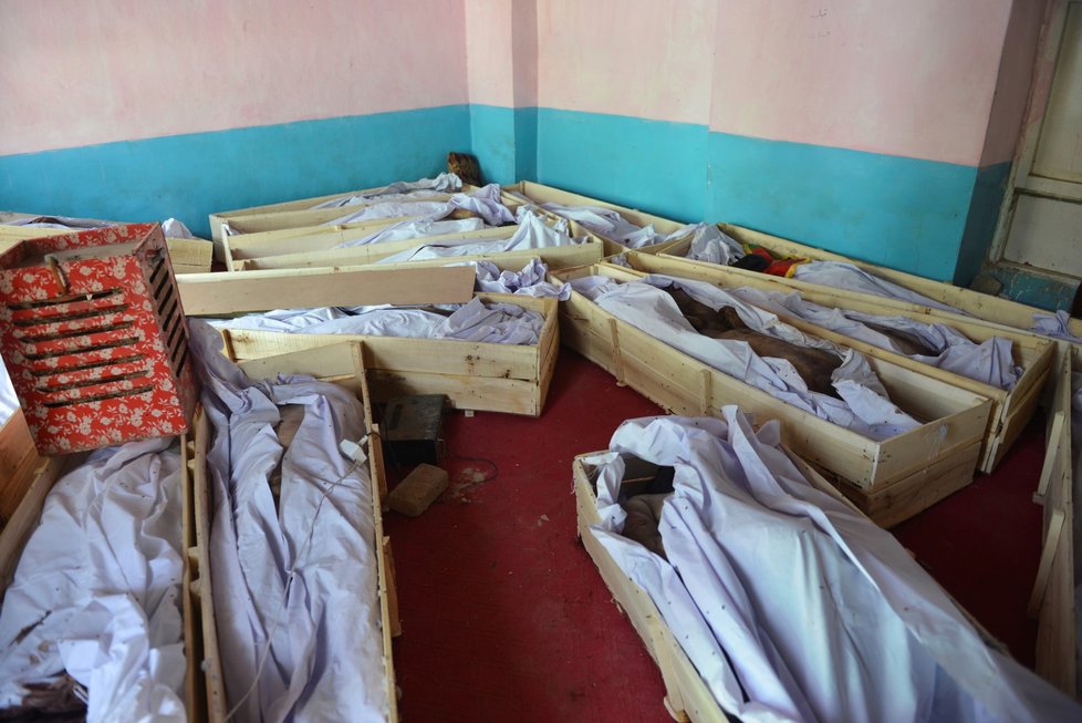 Těla ležící v nemocnici v Ghazní.