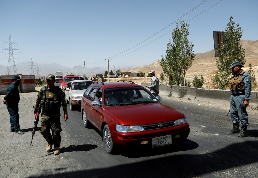 Afghánští vojáci hlídají na cestách.