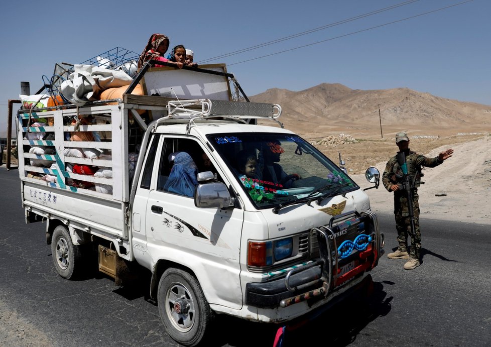 Afghánští vojáci hlídají na cestách.
