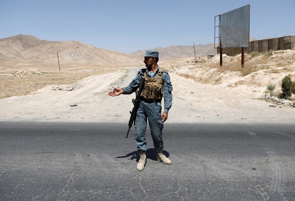 Afghánští vojáci hlídají na cestách