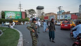 Tálibán vrací bizarní nařízení: Holičům zakázal zastřihovat vousy, je to proti šaríe