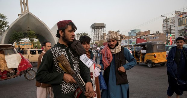 Návrat děsivých praktik Tálibánu: Mrtvolu pověsili na jeřáb v centru města! 