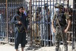 Tálibánský a pákistánský voják na hraničním přechodu Afghánistánu