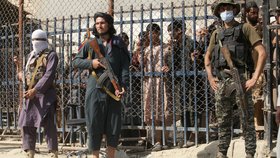 Tálibánští vojáci a pákistánský voják na hraničním přechodu Afghánistánu