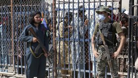 Tálibánský a pákistánský voják na hraničním přechodu Afghánistánu