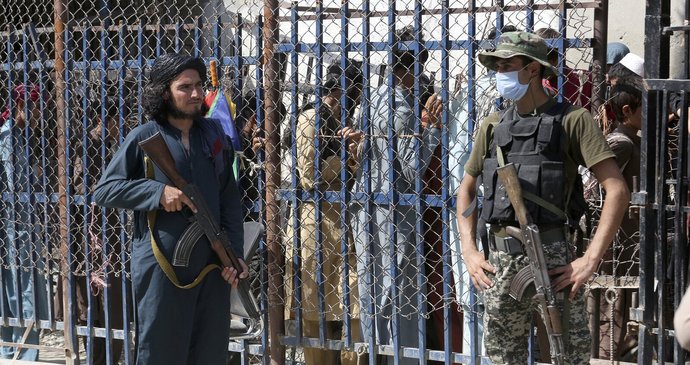 Tálibánský a pákistánský voják na hraničním přechodu Afghánistánu