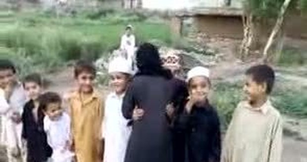 V Afghánistánu si děti dokonce na sebevražedné atentáty hrají. Bohužel, někdy se hra změní v děsivou realitu