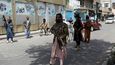 Tálibánští bojovníci kontrolují ulice Kábulu