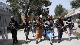 Tálibánští bojovníci kontrolují ulice Kábulu.