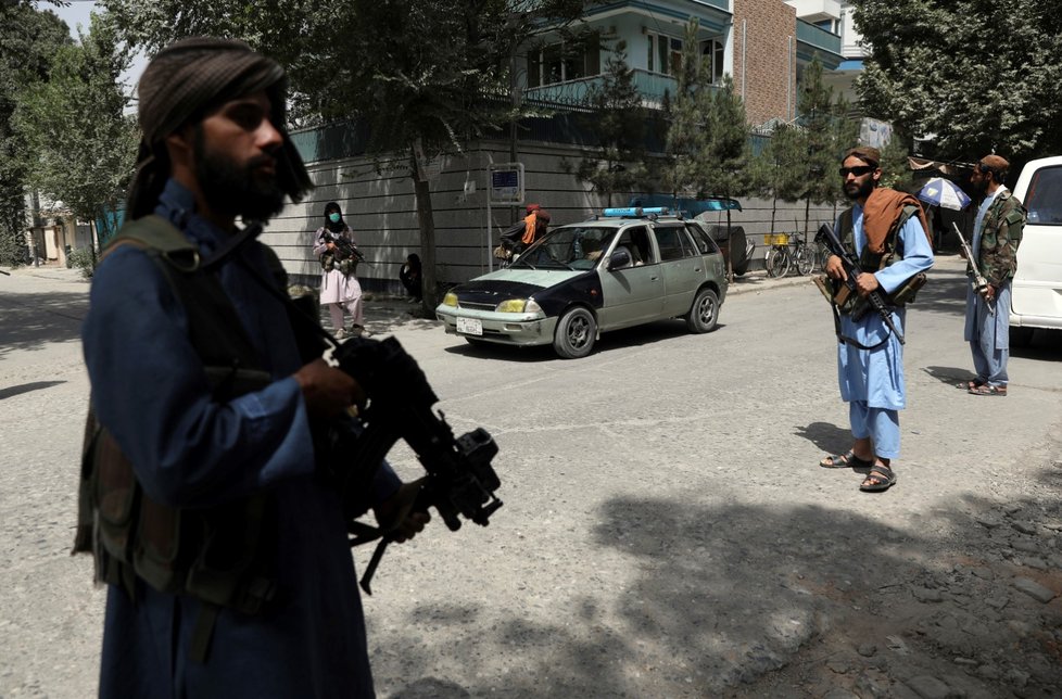 Tálibánští bojovníci kontrolují ulice Kábulu.