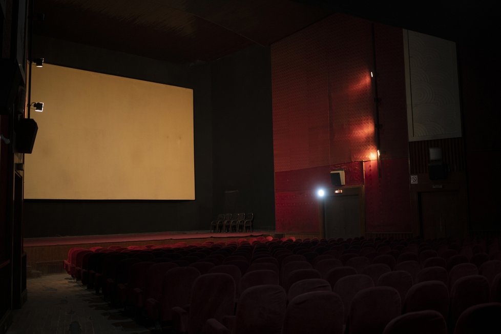 Tálibán zavřel kina v zemi: Ředitelka kina Asita Ferdúsová nesmí do budovy