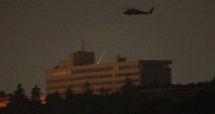 Helikoptéry NATO zasáhly proti útočníkům za vzduchu nekompromisně.