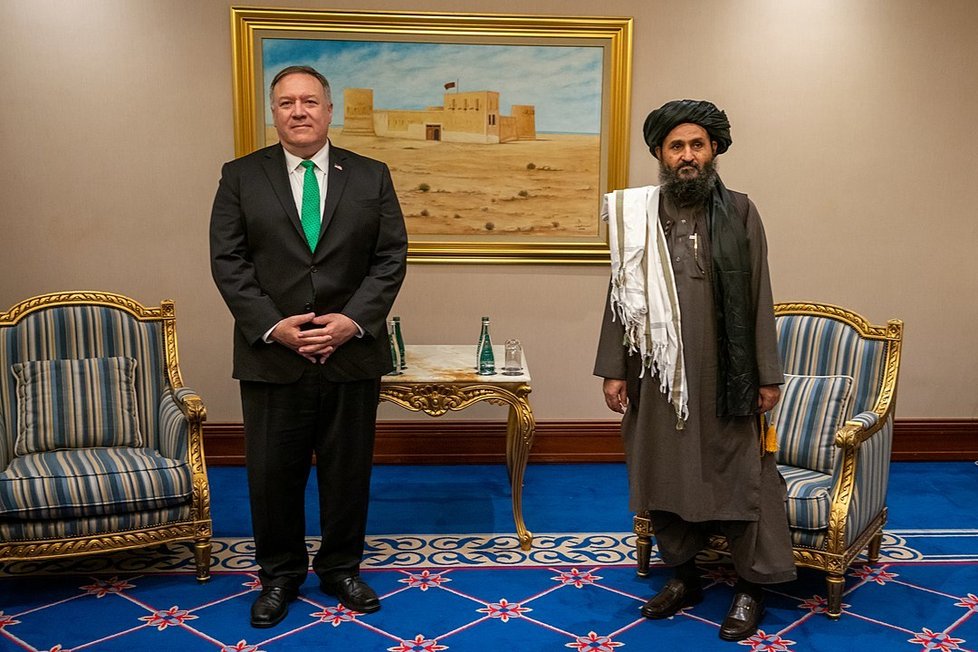 Září 2020: ministr zahraničí USA Mike Pompeo s delegací Tálibánu v Kataru.