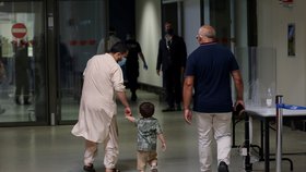 Evakuovaní Afghánci dorazili na letiště v Římě