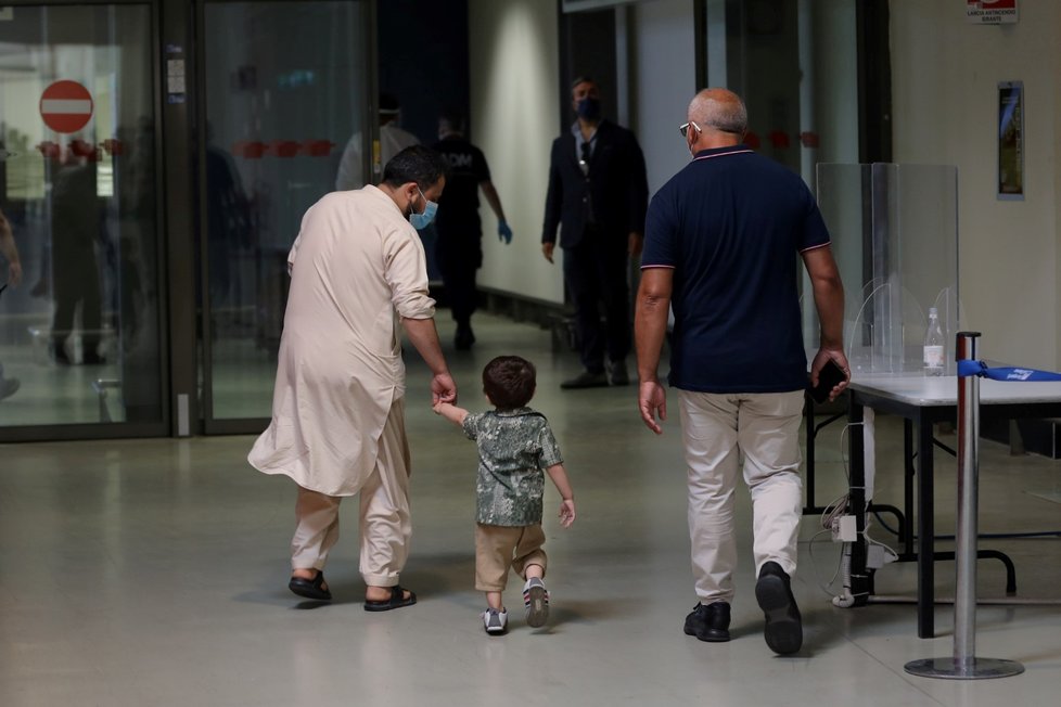Evakuovaní Afghánci dorazili na letiště v Římě.