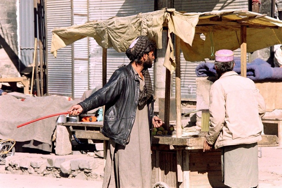 Náboženská policie Tálibánu šikanovala lidi na ulicích.