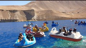 Tálibánci si užívali slunce na jezeře: Na labutích brázdili vodu i s raketometem v rukách