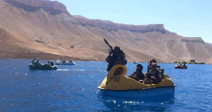 Tálibánci si užívali slunce na jezeře: Na šlapadlech ve tvaru plameňáků a labutí nechyběly zbraně