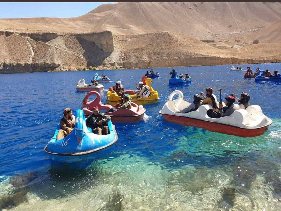 Tálibánci si užívali slunce na jezeře: Na šlapadlech ve tvaru plameňáků a labutí nechyběly zbraně.