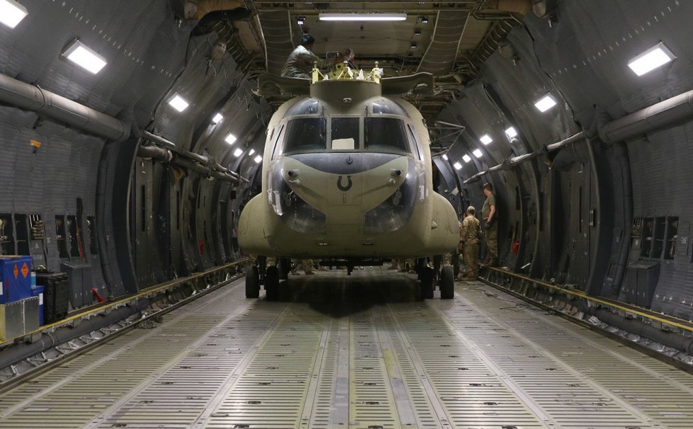 Přepravní vrtulník CH-47 Chinook složený do letadla C-17 Globemaster III.