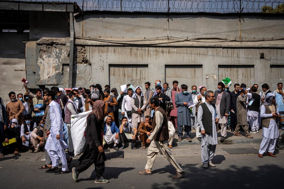 Afghánci se kupí před íránskou ambasádou, žádají o víza