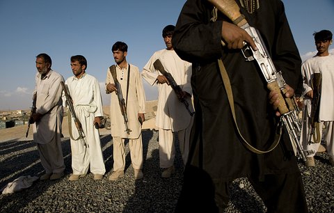 Afghánistán: Na volební místnosti dopadaly bomby