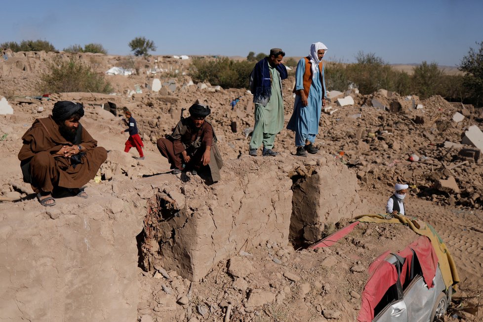 Tálibové u hrobů obětí zemětřesení