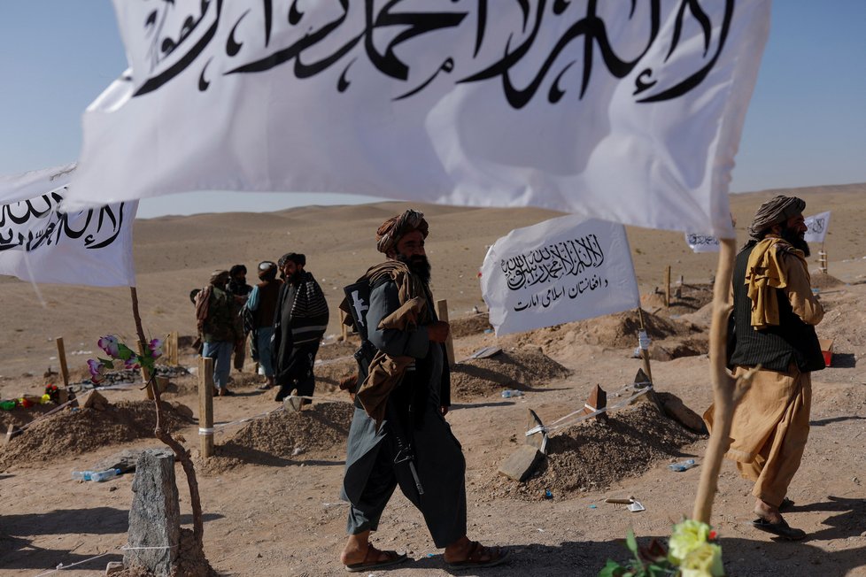 Tálibové u hrobů obětí zemětřesení