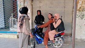 Tálibán si podmaňuje afghánská města, ženy a dívky vrhá do sexuálního otroctví.