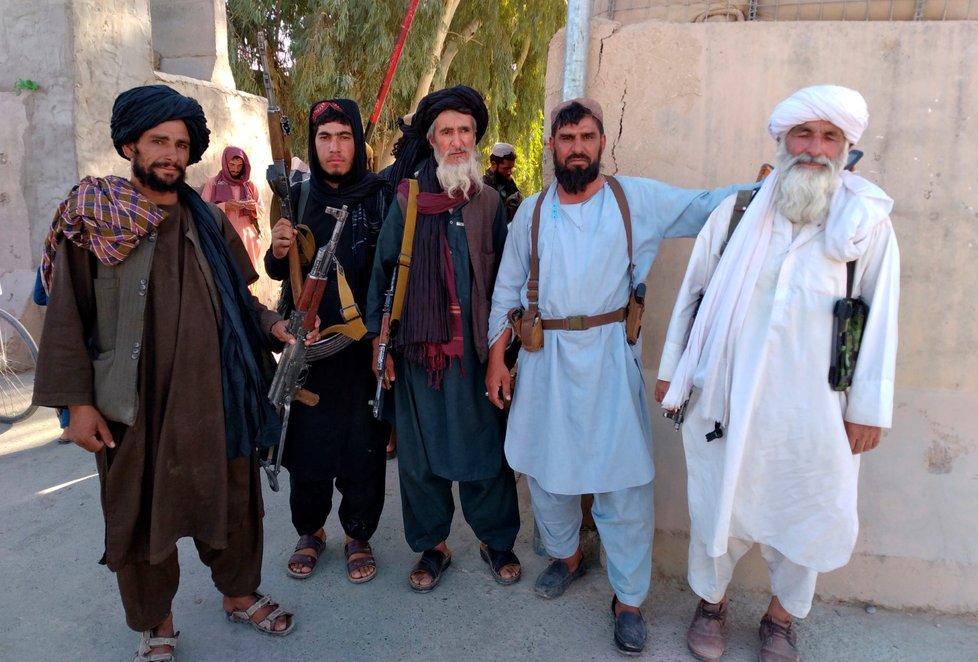 Tálibán si podmaňuje afghánská města, ženy a dívky vrhá do sexuálního otroctví