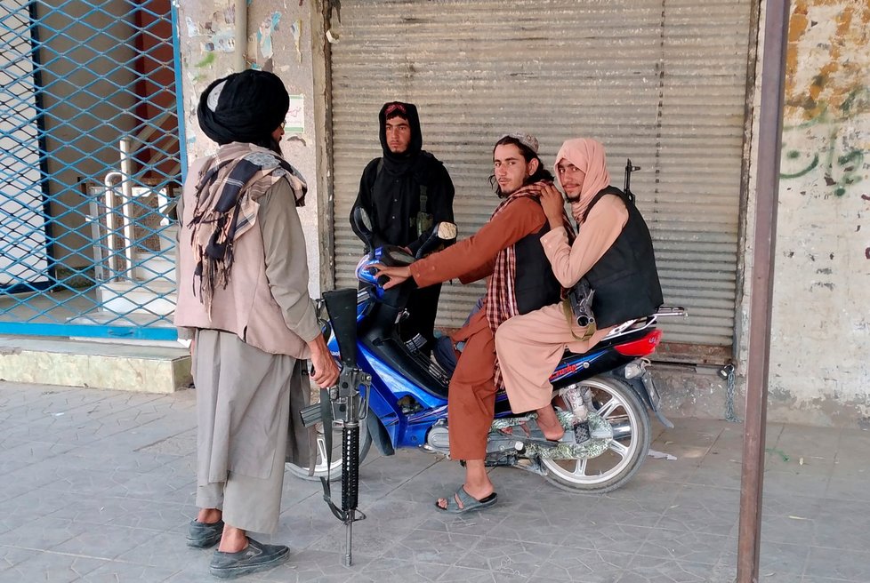 Tálibán si podmaňuje afghánská města, ženy a dívky vrhá do sexuálního otroctví