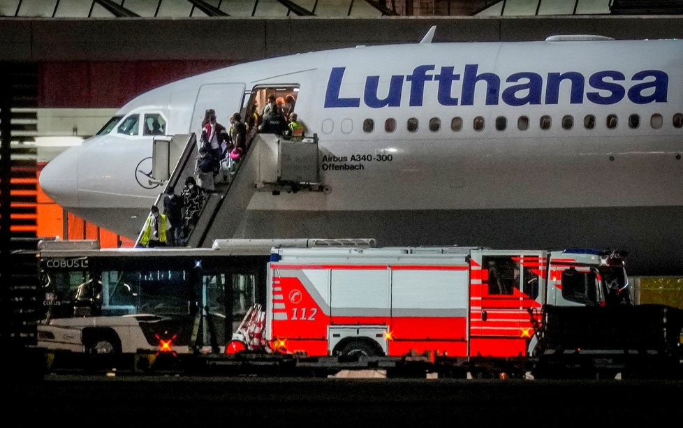 Do Frankfurtu dorazilo z Taškentu letadlo se 130 evakuovanými civilisty z Afghánistánu
