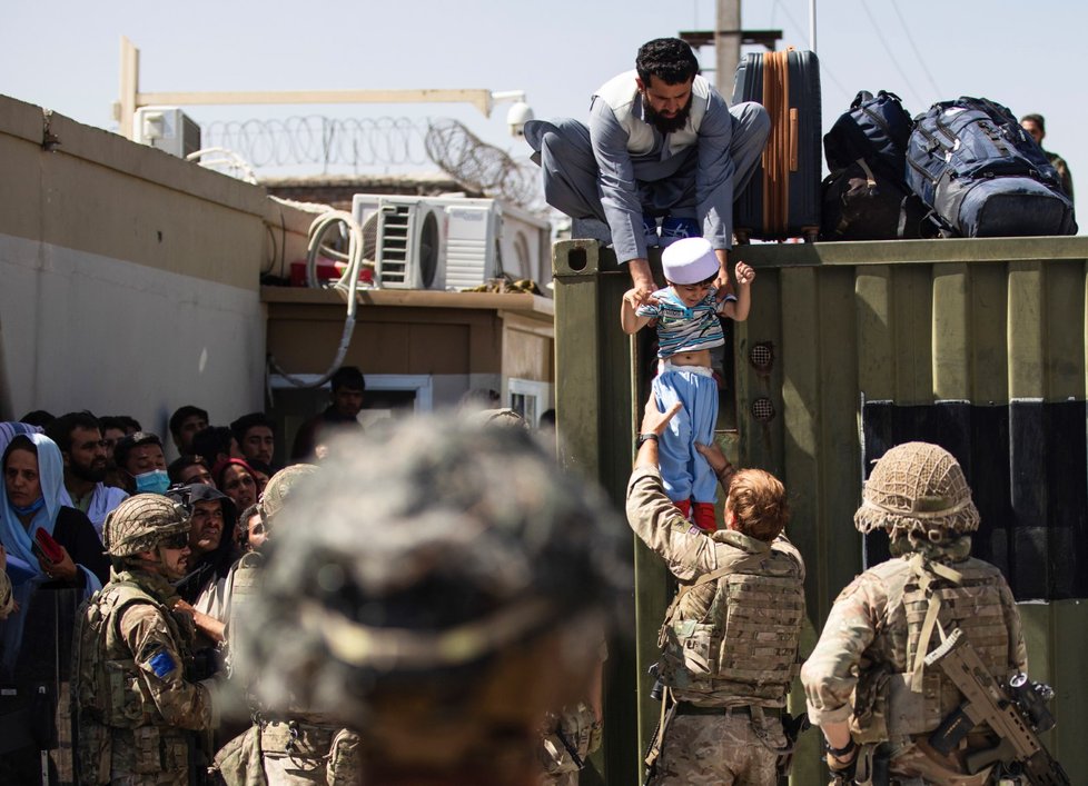 Američtí vojáci zachraňují děti v okolí kábulského letiště