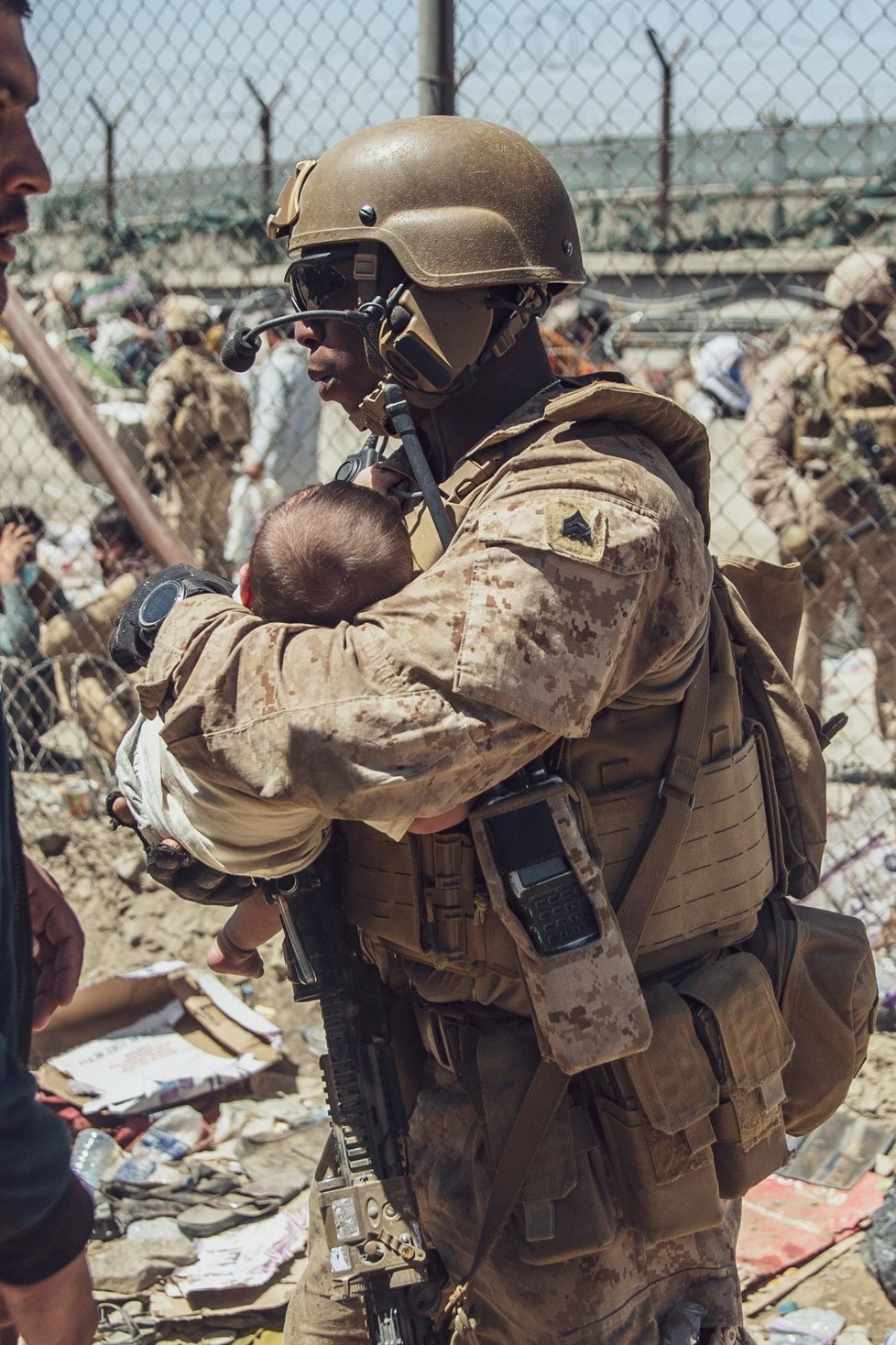 Američtí vojáci zachraňují děti v okolí kábulského letiště