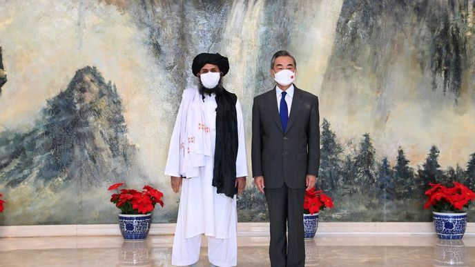 Čínský ministr zahraničních věcí Wang Li při červencovém setkání s Mullahem Abdulem Ghanim Baradarem, politickým šéfem Tálibánu