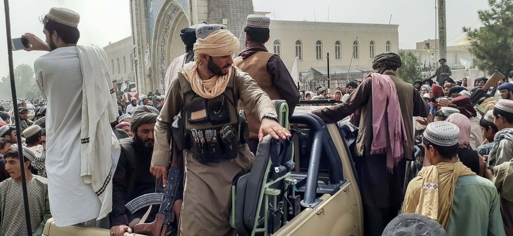 Radikální islamistické hnutí Tálibán po rychlé ofenzivě z několika posledních dnů bez boje obsadilo Dželálábád a vstoupilo do Kábulu