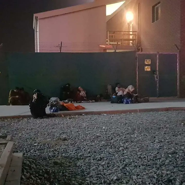 Před Kábulským letištěm stále čekají na záchranu i čeští občané