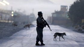 Policisté a vojáci hlídkují před hotelem v Kábulu, na který zaútočilo teroristické hnutí Tálibán.