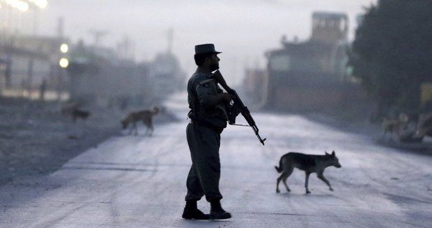 Útok Tálibánu na hotel s cizinci v Afghánistánu: Zahynul při něm policista