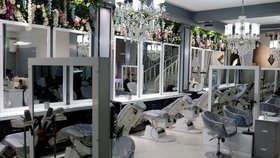 Tálibán nařídil zavřít salony krásy (červenec 2023).